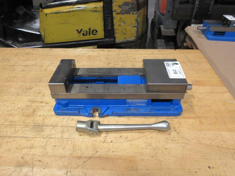 Kurt D688 6" AngLock CNC Milling Vise – w/ Handle- Auction Item