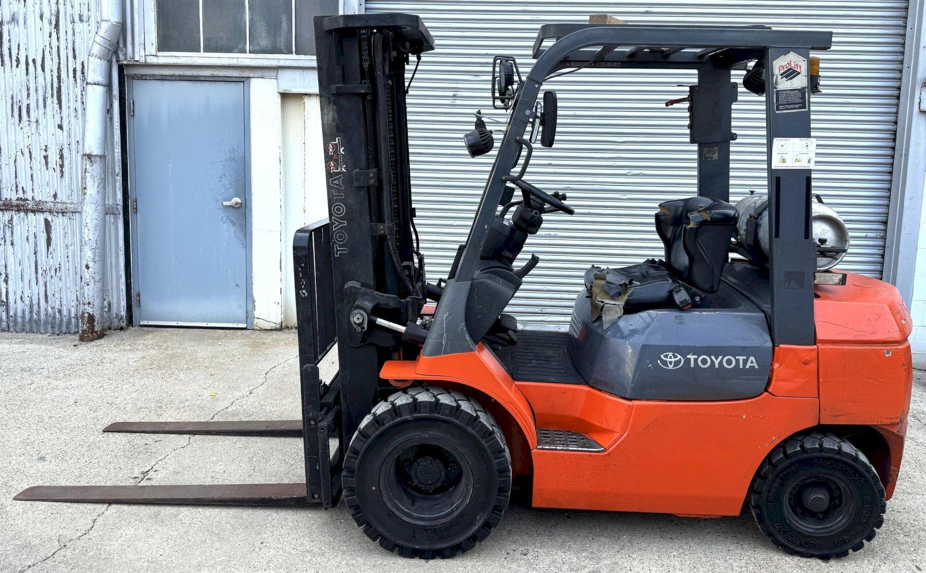 5000 Lb. Toyota Lift Truck, Pneumatic Tire, Triple Stage Mast, LP Gas, Side Shift