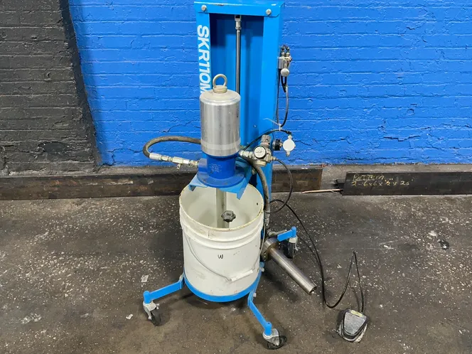 YAMADA 50:1 RATIO AIR-POWERED GREASE PUMP  -  SKR110M50SAL