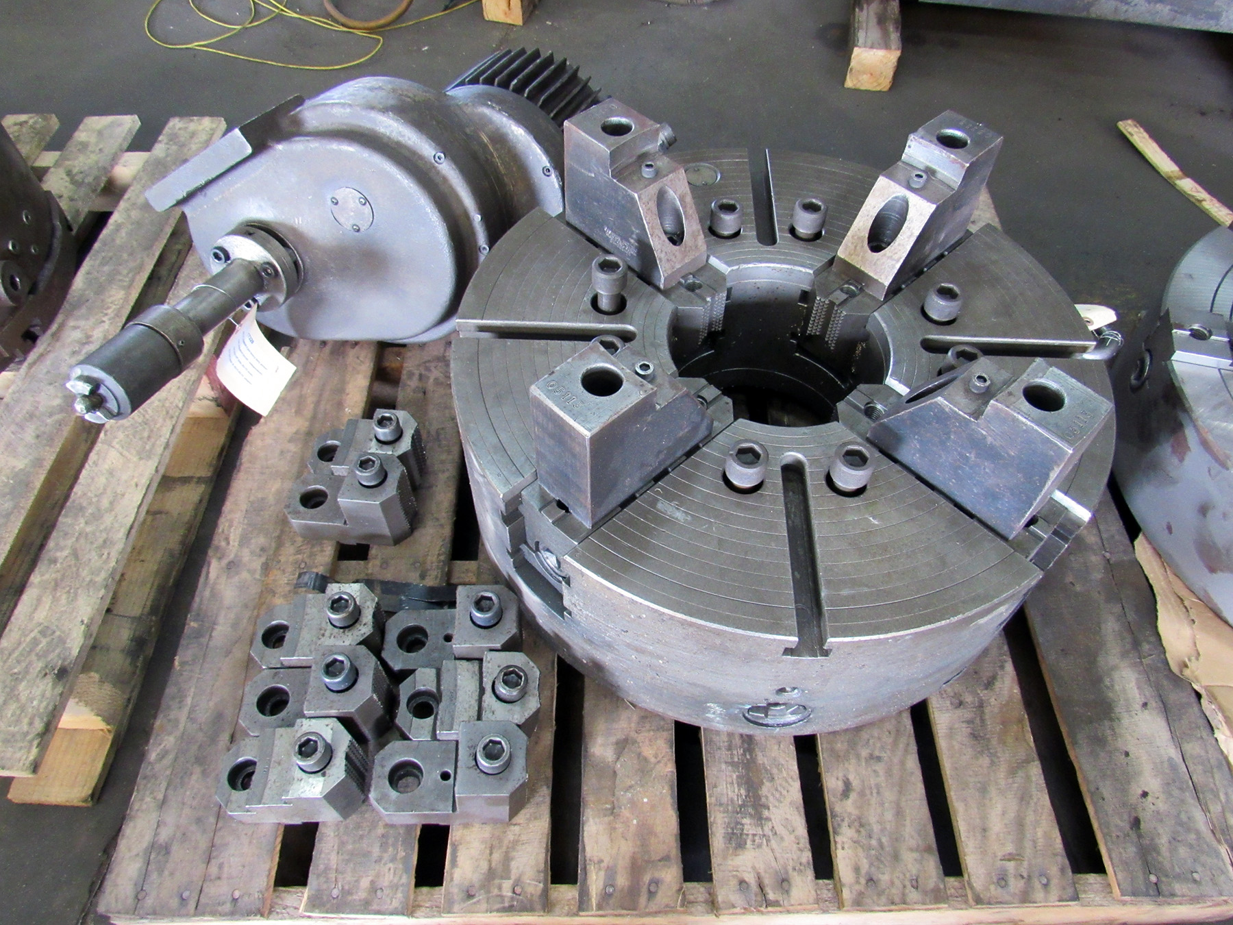 USED, 24" CUSHMAN 4-JAW HEAVY DUTY POWER WRENCH COMBINATION CHUCK WITH 8-1/8" HOLE