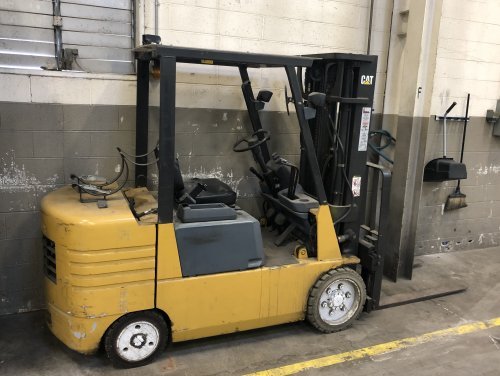 6,000 lbs Caterpillar Fork Lift