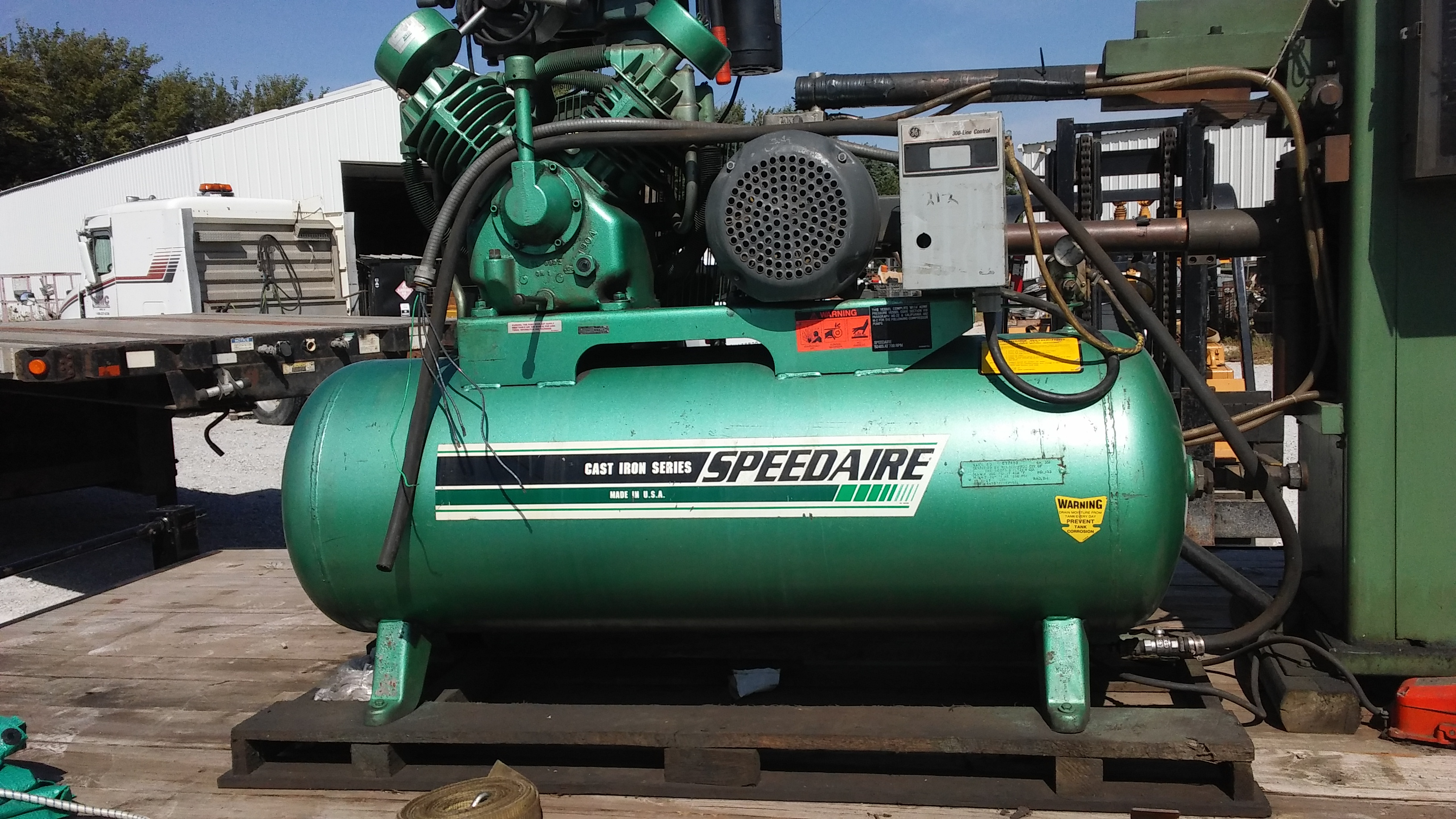 (1) PREOWNED SPEEDAIRE AIR COMPRESSOR, MODEL #: 5Z405, S/N: 010991L 694187, YEAR: 1991