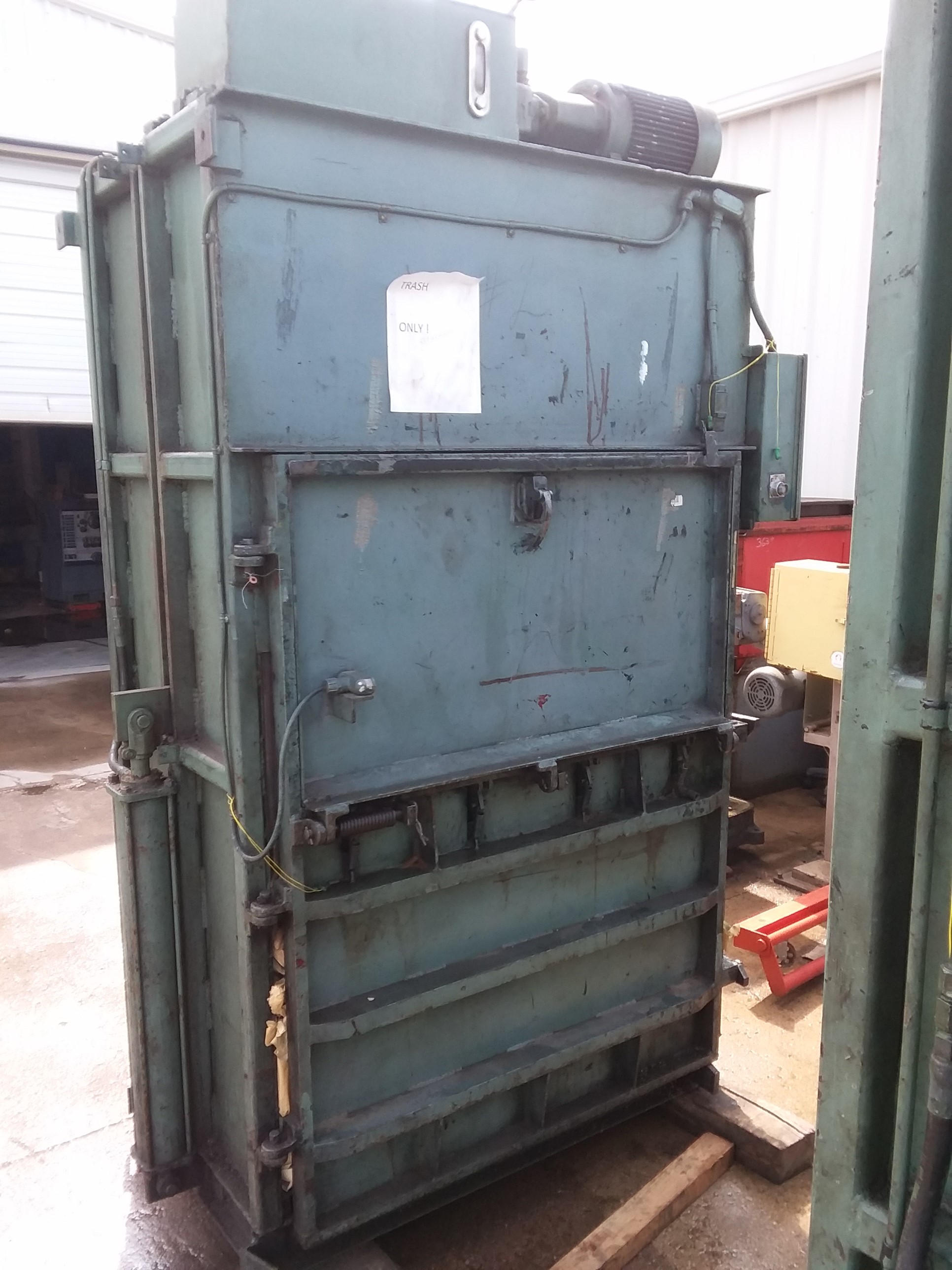 (1) PREOWNED HYDRAULIC VERTICAL BALER