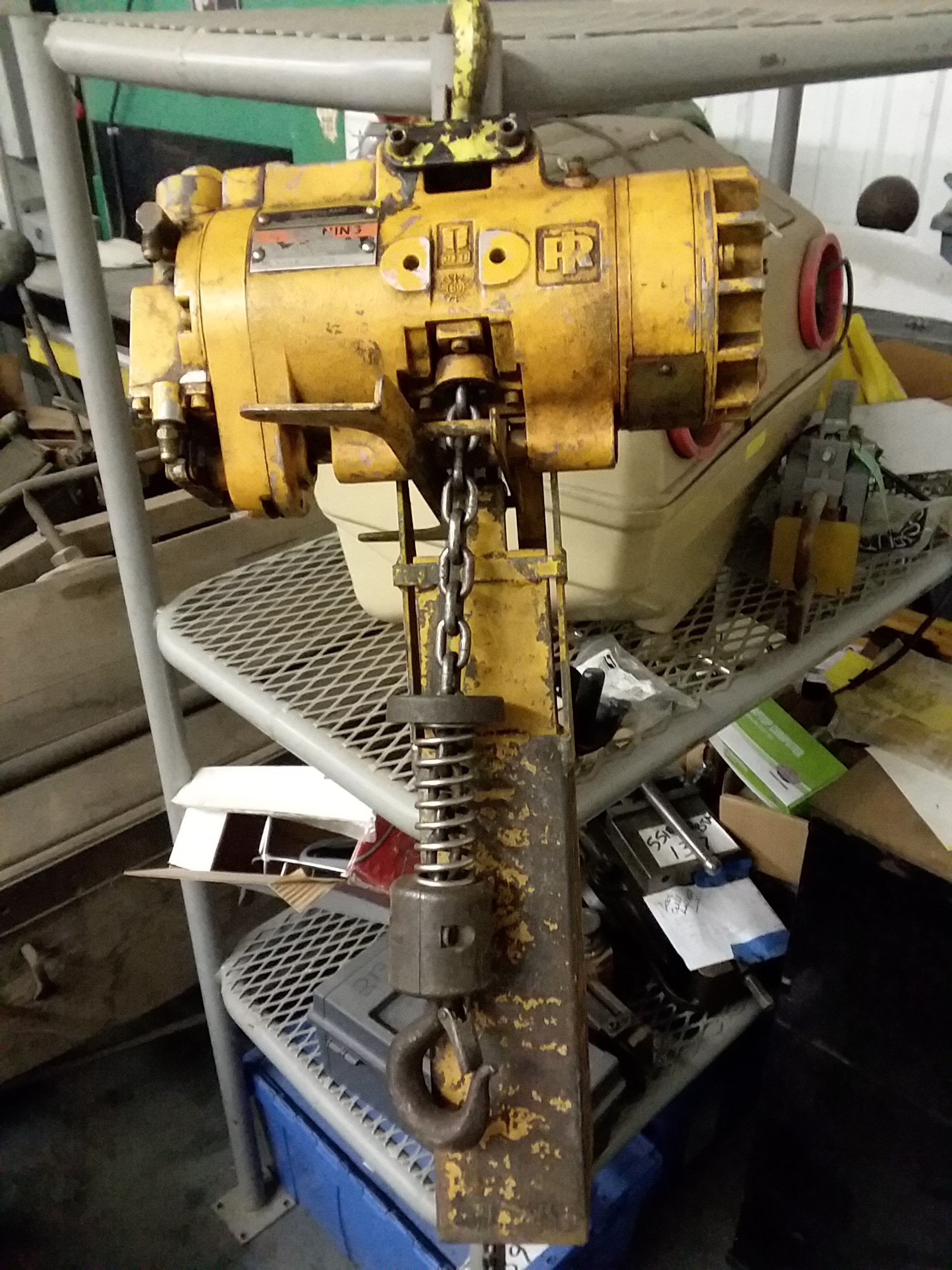(1) PREOWNED INGERSOLL RAND 1/2 TON AIR CHAIN HOIST, MODEL <br>ML500K