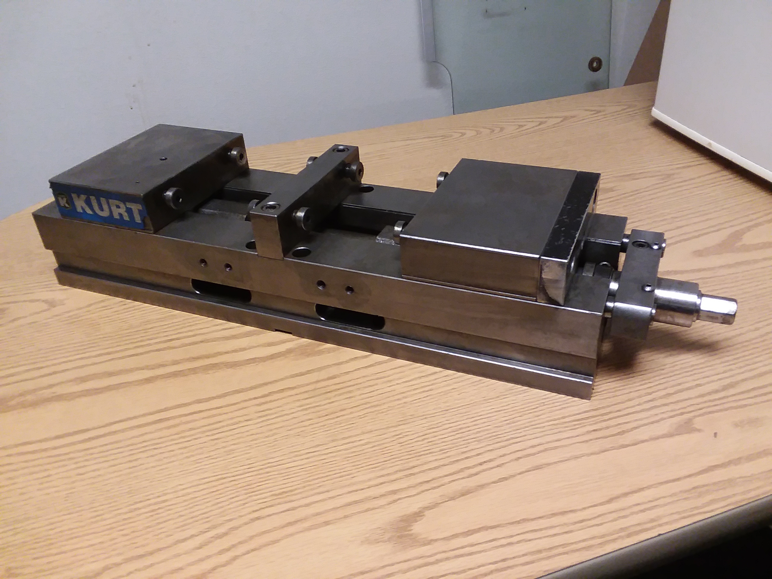 1 - PREOWNED KURT 6 in  MANUAL DOUBLE STATION MACHINE VISE, <br>MODEL DL600C, S/N 04045