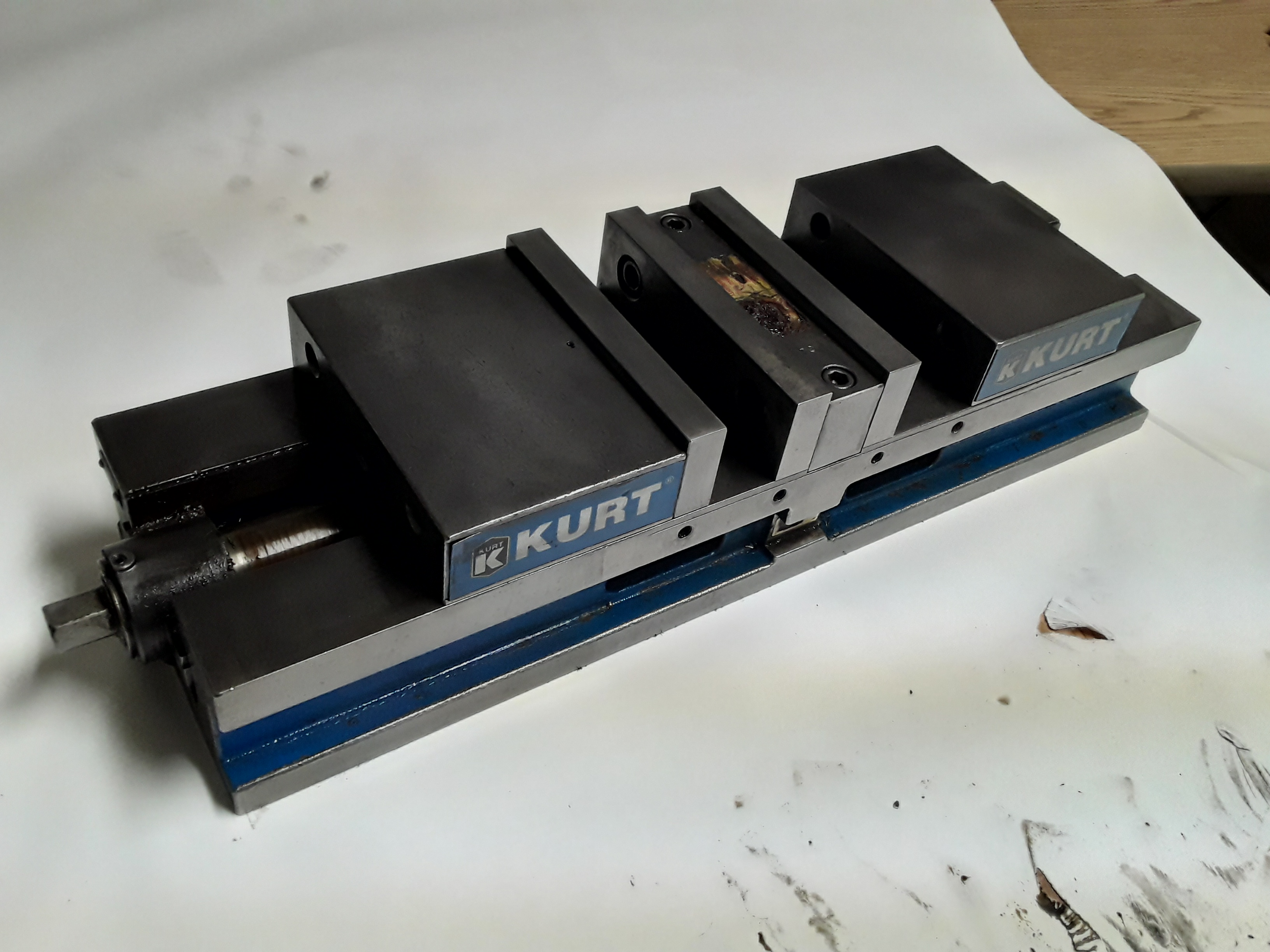 1 - PREOWNED KURT 6 in  MANUAL DOUBLE STATION MACHINE VISE, <br>MODEL HDLM6, S/N 010774