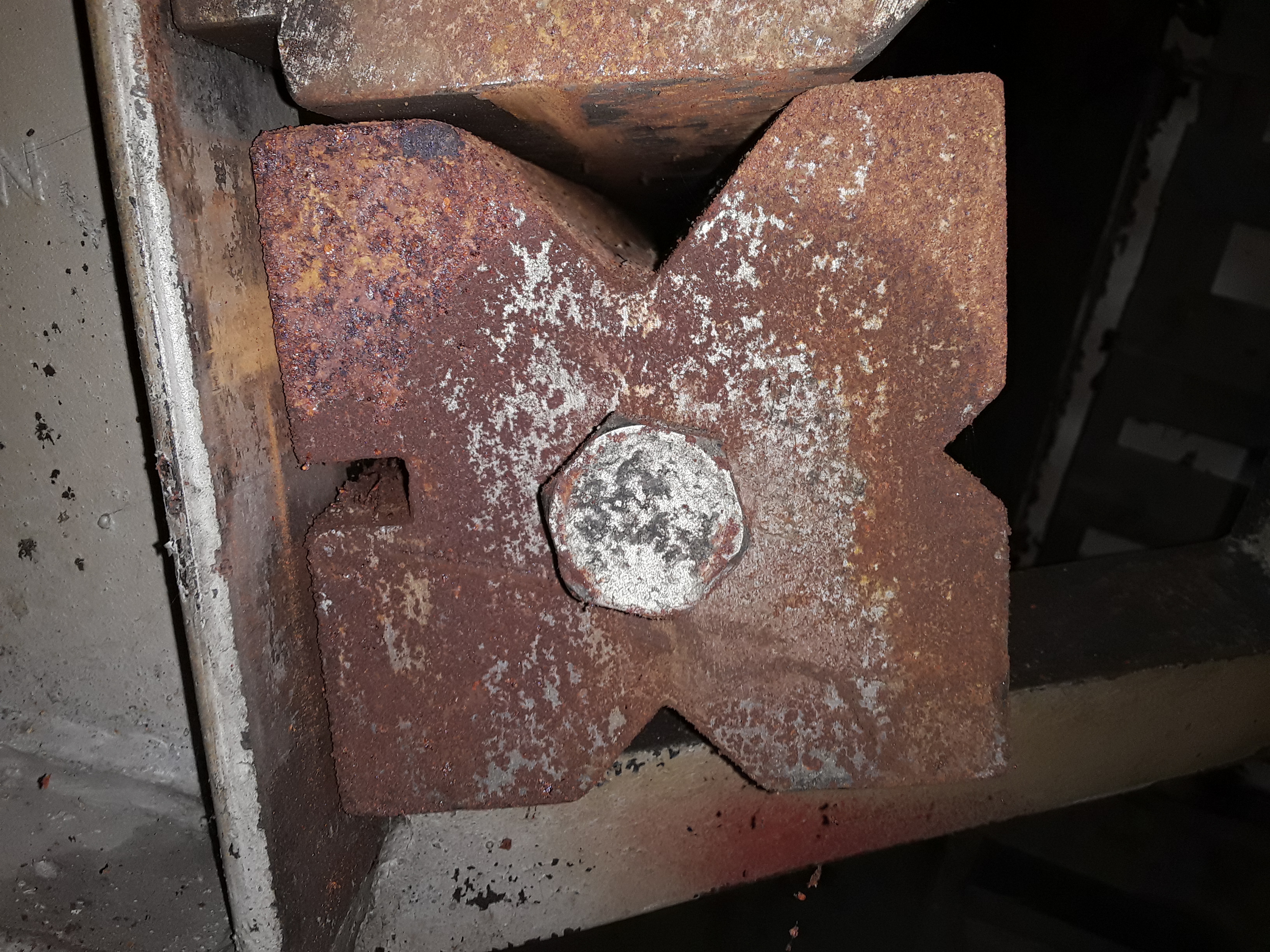 (1) PREOWNED 3-WAY DIE, SQUARE 5-1/4 in ,V's: 3/4 in , 1-1/2 in , 2-1/2 in , LENGTH 145 in