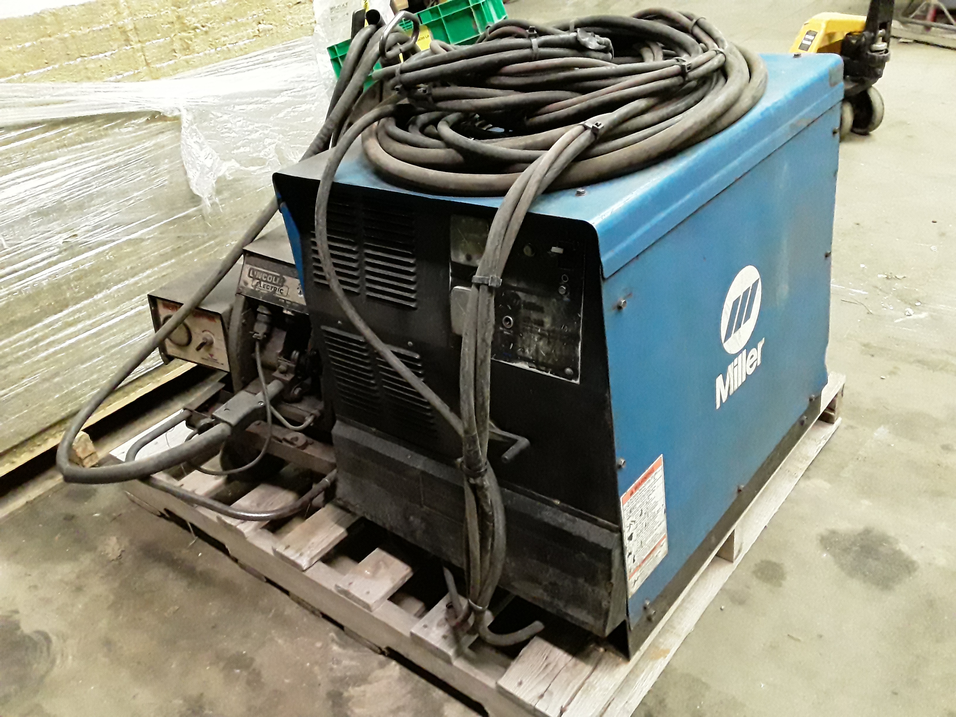 (1) PREOWNED MILLER MIG WELDER, MODEL #: CP-302, S/N: KH397547 WITH LINCOLN LN-7 WIRE FEEDER AND MIG GUN