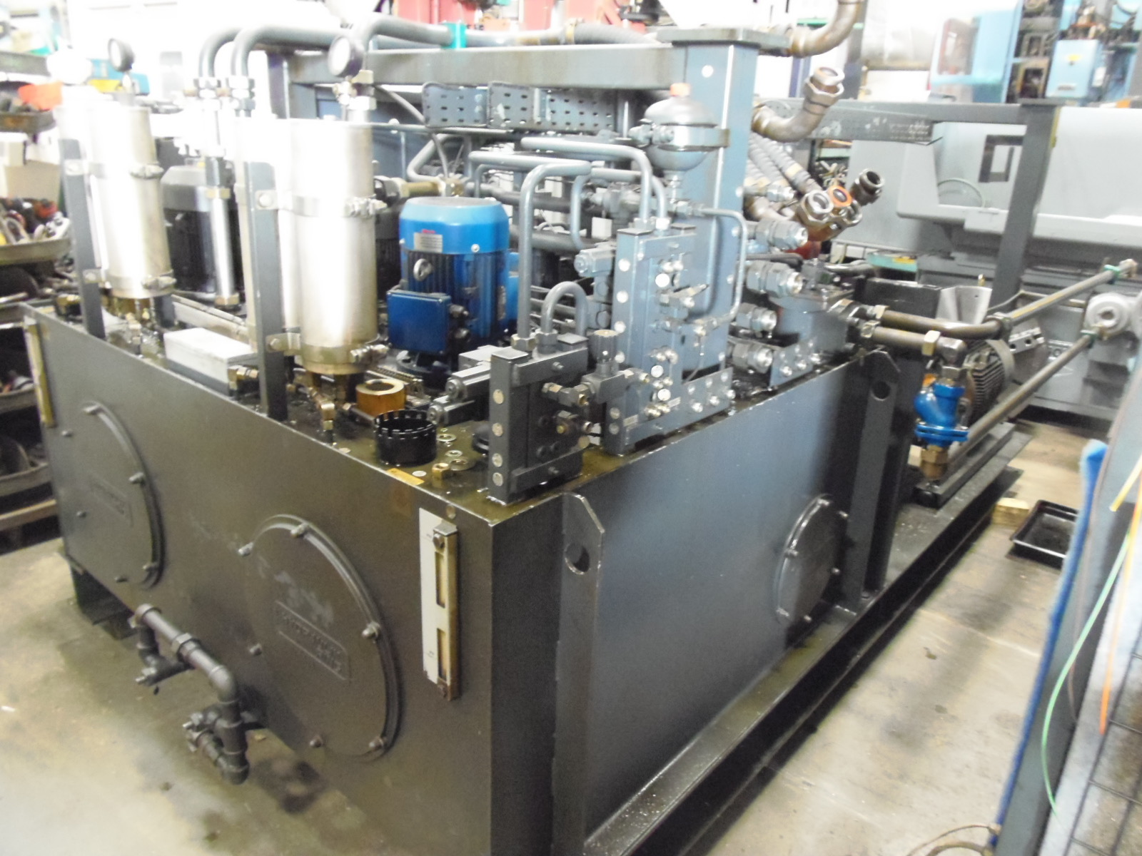 100 HP HYDRAULIC AND HYDRO STATIC SYSTEM CONSISTING OF 10 PUMPS & MOTORS WITH COOLING UNIT. 740 GALLON TANK