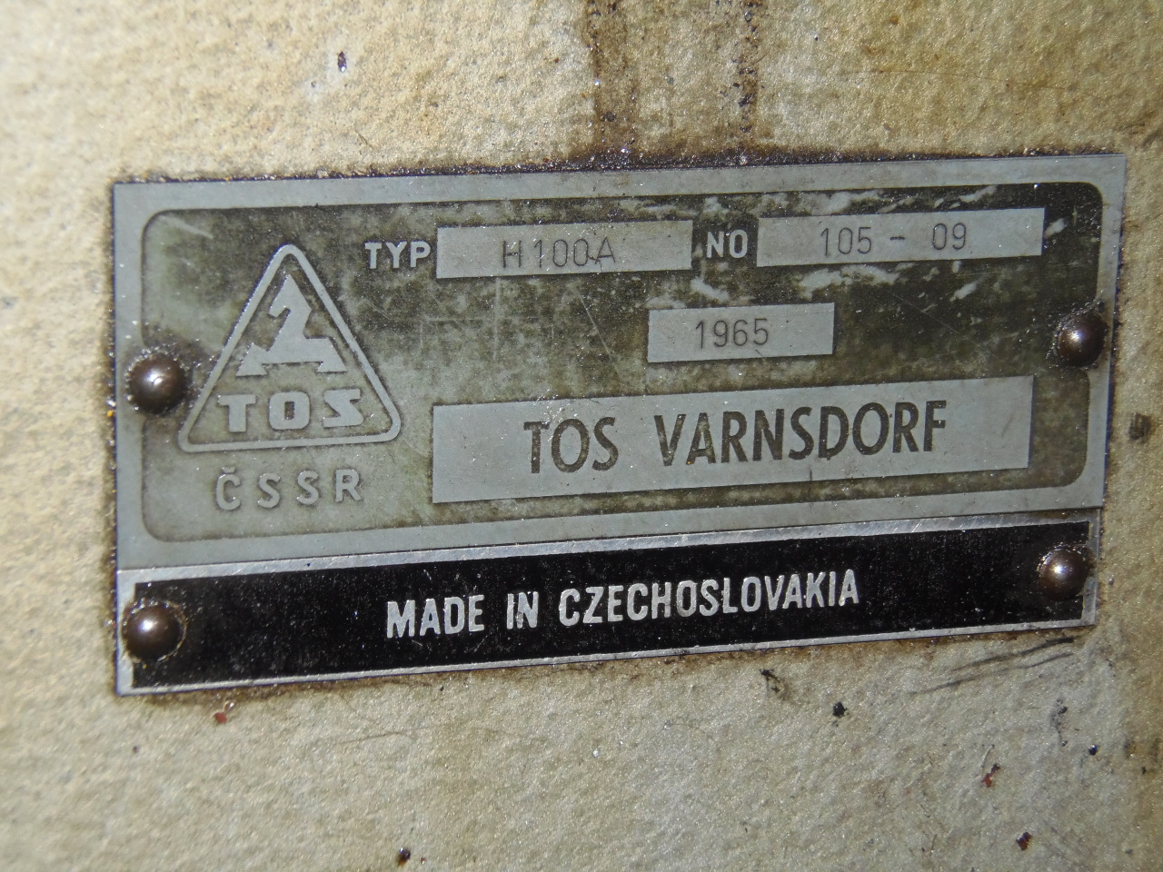 3.93" TOS HORIZONTAL TABLE TYPE BORING MILL, MODEL H100A, 49" x 49" TABLE, 6-900 RPM, 1965