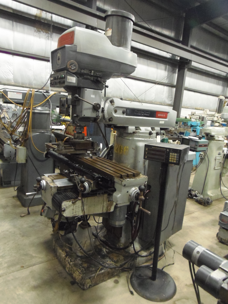 BRIDGEPORT SERIES II, 4 HP, POWER FEEDS, 2 AXIS DIGITAL READOUT, CHROME WAYS.