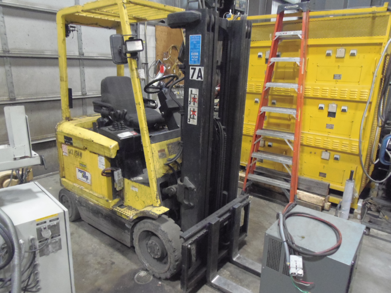 5,000 LB. HYSTER ELECTRIC FORK LIFT, MODEL E50XH-33, 189" LIFT HEIGHT, TRIPLE MAST, SOLID TIRES, NO BATTERY, CHARGER, SIDE SHIFT, 1996