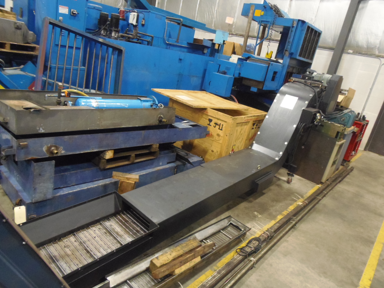 26" x 180" HYUNDAI CHIP CONVEYOR, OFF A LV1100R VTL, 41" x 24" COLLECTION AREA, 39" DISCHARGE HEIGHT