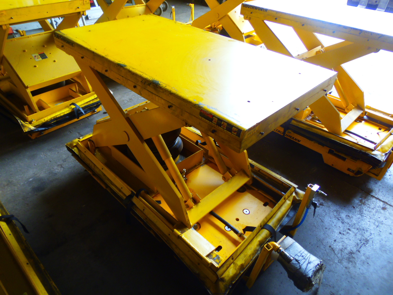 2000 LB. SOUTHWORTH AIR LIFT TABLE, MODEL LSA2-24, PNEUMATIC CROSS TRAVEL, 26 x 48 INCH TABLE, 80 PSI, WHEELS