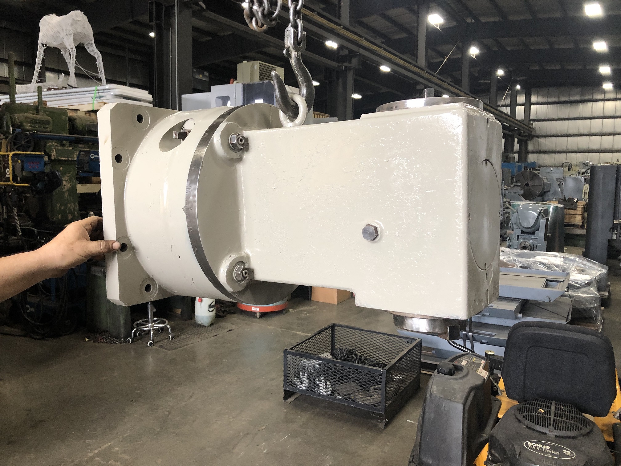 RIGHT ANGLE HEAD USED ON A TOS 100, 50 TAPER, 23 3/8" REACH, SWIVELING