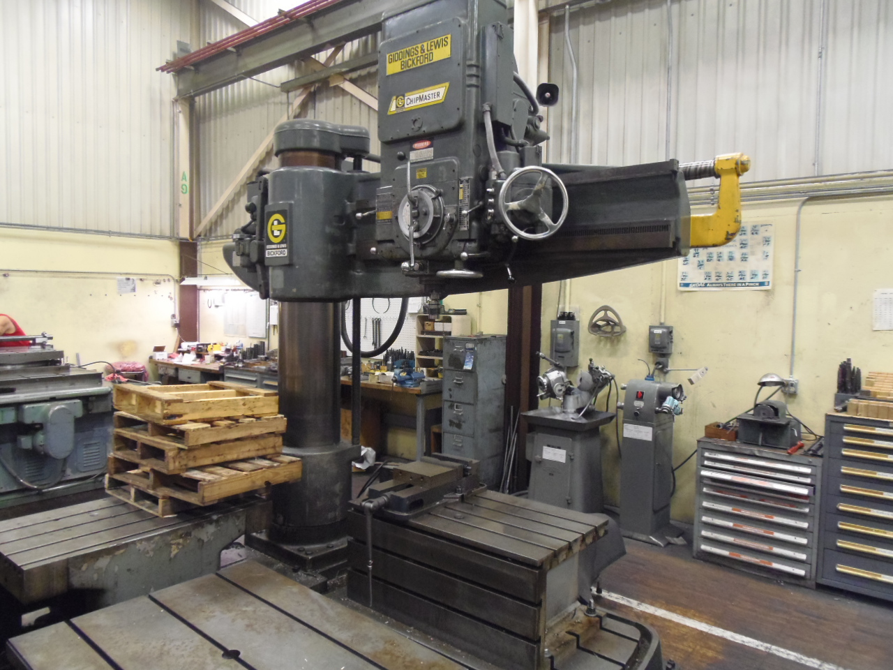 6' X 15" GIDDINGS & LEWIS CHIP MASTER, L-BASE EXTENSION, POWER FEEDS, CLAMPING, AND RAPIDS, 26 X 44 BOX TABLE. 1975, VIDEO AVAILABLE
