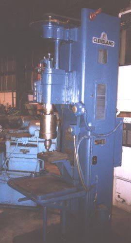 NO. F2V CLEVELAND TAPPER, 5/8" CAP., 19 x 23 TABLE, 5" STROKE