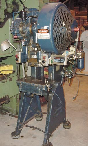 18 TON, L & J, 1957, 1.5" STR., 8" SHUT HEIGHT, 2" ADJ, 140 SPM, A/C