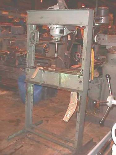 25 Ton DAKE,H-FRAME,HYD.,ADJ.BED, 1950,