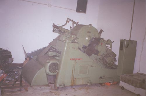 No. 4-EA, CINCINNATI MILACRON,10"DIA.CAP,HYD DRESSERS ON BOTH WHEELS, 1950,