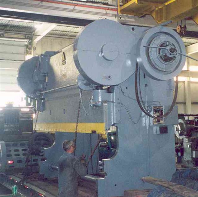 400 Ton, CLEARING, No. 240-12,THROAT DEPTH 14", STROKES PER MIN. 30,MECH.CLUTCH