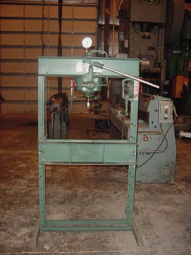 25 TON DAKE H-FRAME, 1987, 32" BETWEEN HOUSINGS, GAUGE, LITTLE USE