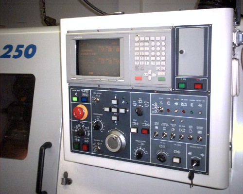 DAEWOO PUMA 250, MITS M520L, 24" SWING, 20" CENTERS, 3500 RPM 30HP, CHIP, '98