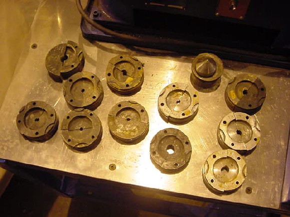 LAKELAND MDL 232, 1/4" - 1/2" CAP., 11 DIES 2 CENTERS