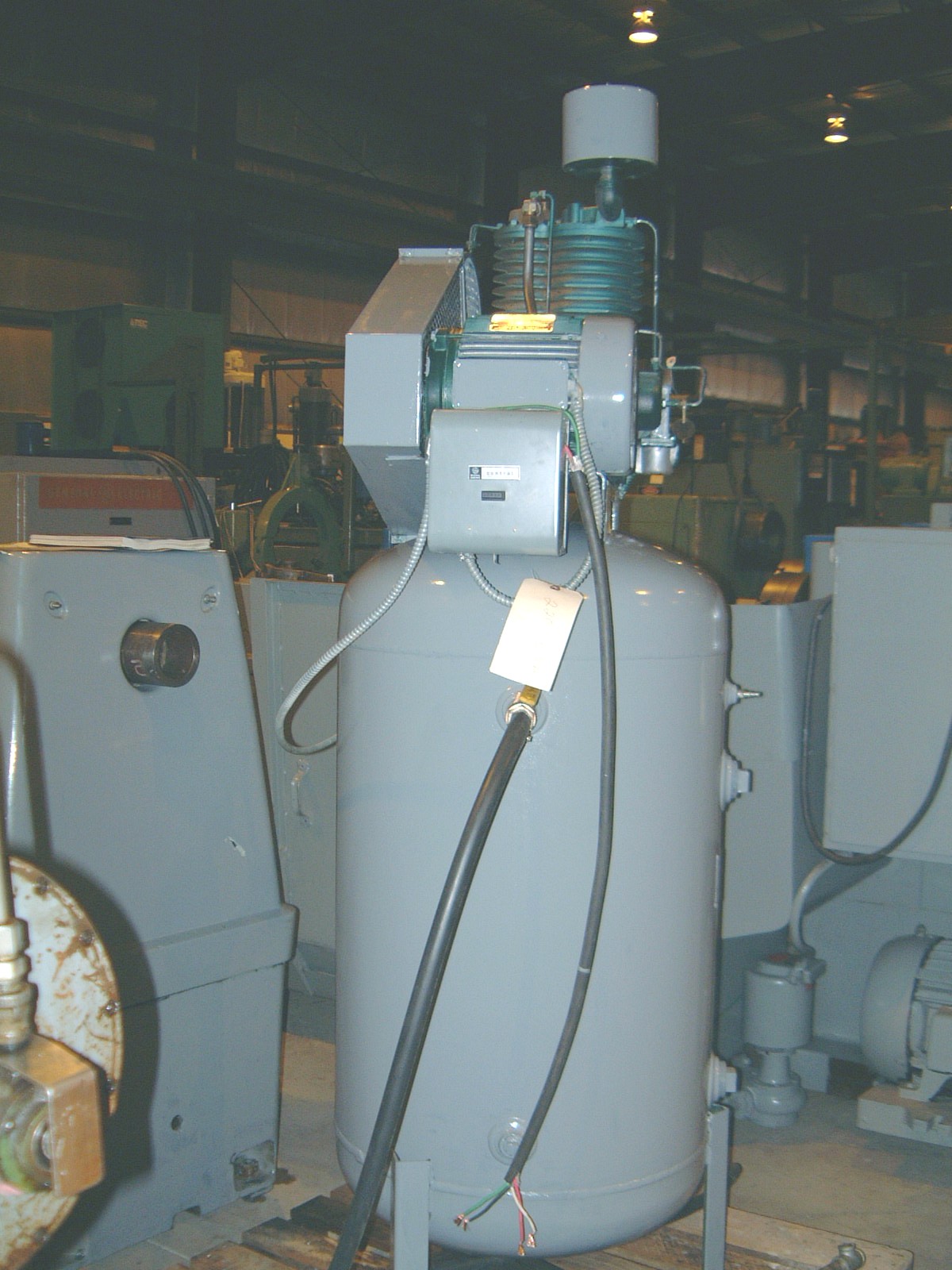 200 PSI, DRESSER SERIES 5000, 100 GAL TANK, 5 HP, ELECTRICS 220V/3PH, 1974
