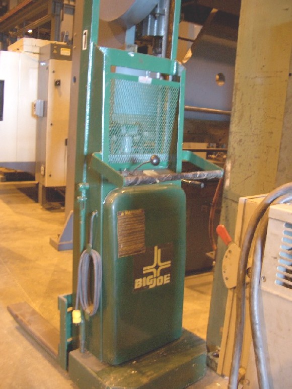 1500 LB BIG JOE #1518-R6, 26" FORKS, 18" LOAD CNTR, BATTERY OPERATED