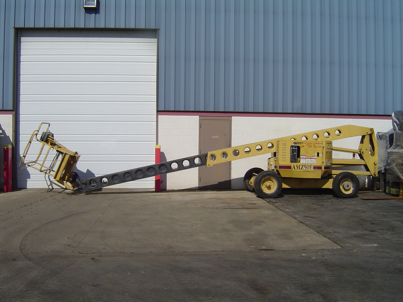 500 LB. GROVE ELECTRIC BOOM TYPE LIFT, MODEL AMZ50E, 30" x 48" PLATFORM, 27' REACH, 50' WORKING HGT, NEW BATTERIES, 1995