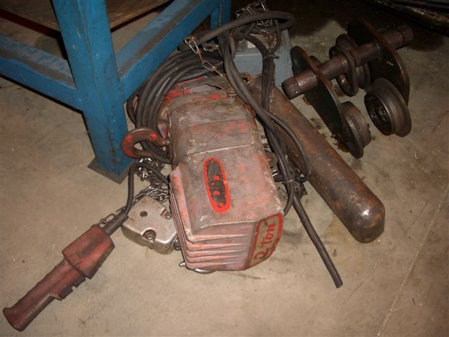 2 TON DAYTON HOIST MOUNTED ON MOBILE GANTRY, TYPE ELEC/CHAIN, 3 PH