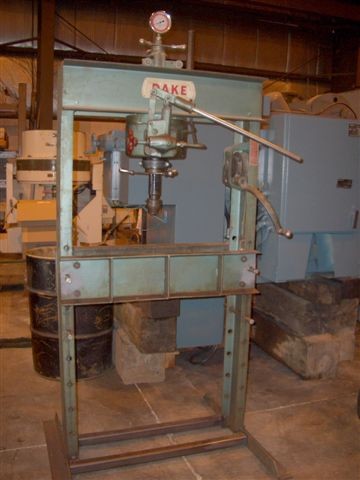 50 TON DAKE,  HYD., 32-3/4" CAP., 4" RAM, 20-3/4" HORIZ., 7" SCREW, ADJ TBL, RAPID RAM RETURN, 1975