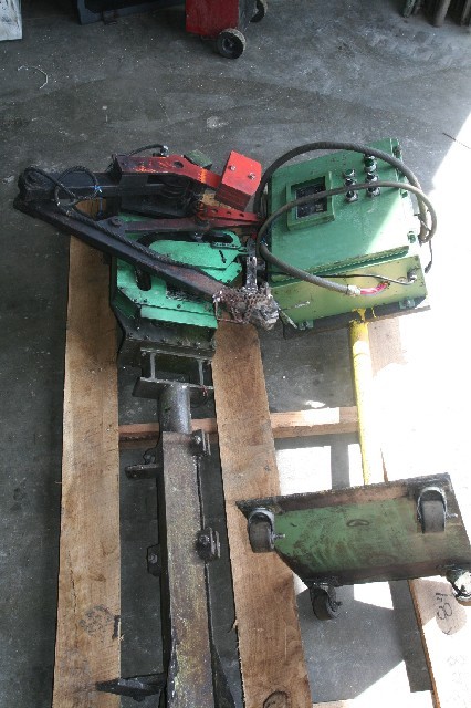 SNAIR 10 LB PURING CAPACITY LADLER, 55" STROKE, 1989, WITH CONTROL