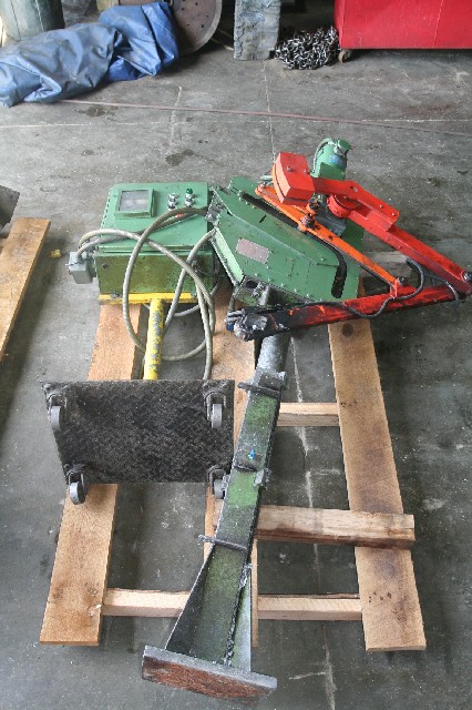 SNAIR 30 LB POURING CAPACITY LADLER, 65" STROKE, 1991, WITH CONTROL