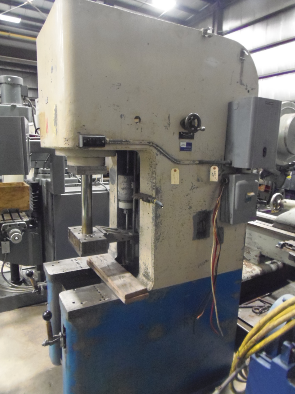 15 TON DENISON, 12" STK, 20" DAYLIGHT, 10" THROAT, 15HP, DUAL HAND LEVER OPERATION