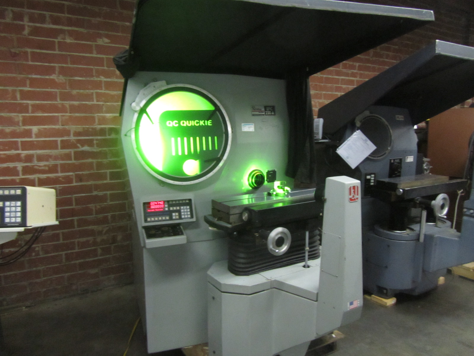 J & L METROLOGY EPIC 220 DELTA OPTICAL COMPARATOR & MEASURING MACHINE, 20" SCREEN DIAMETER, 8.5" X 32" TABLE.