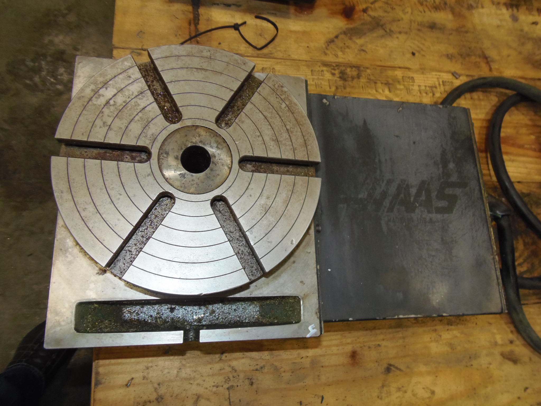 HAAS ROTARY TABLE - INDEXER - 9 INCH DIAMETER, MODEL HRT9, SCO CONTROL, 1 INCH BORE