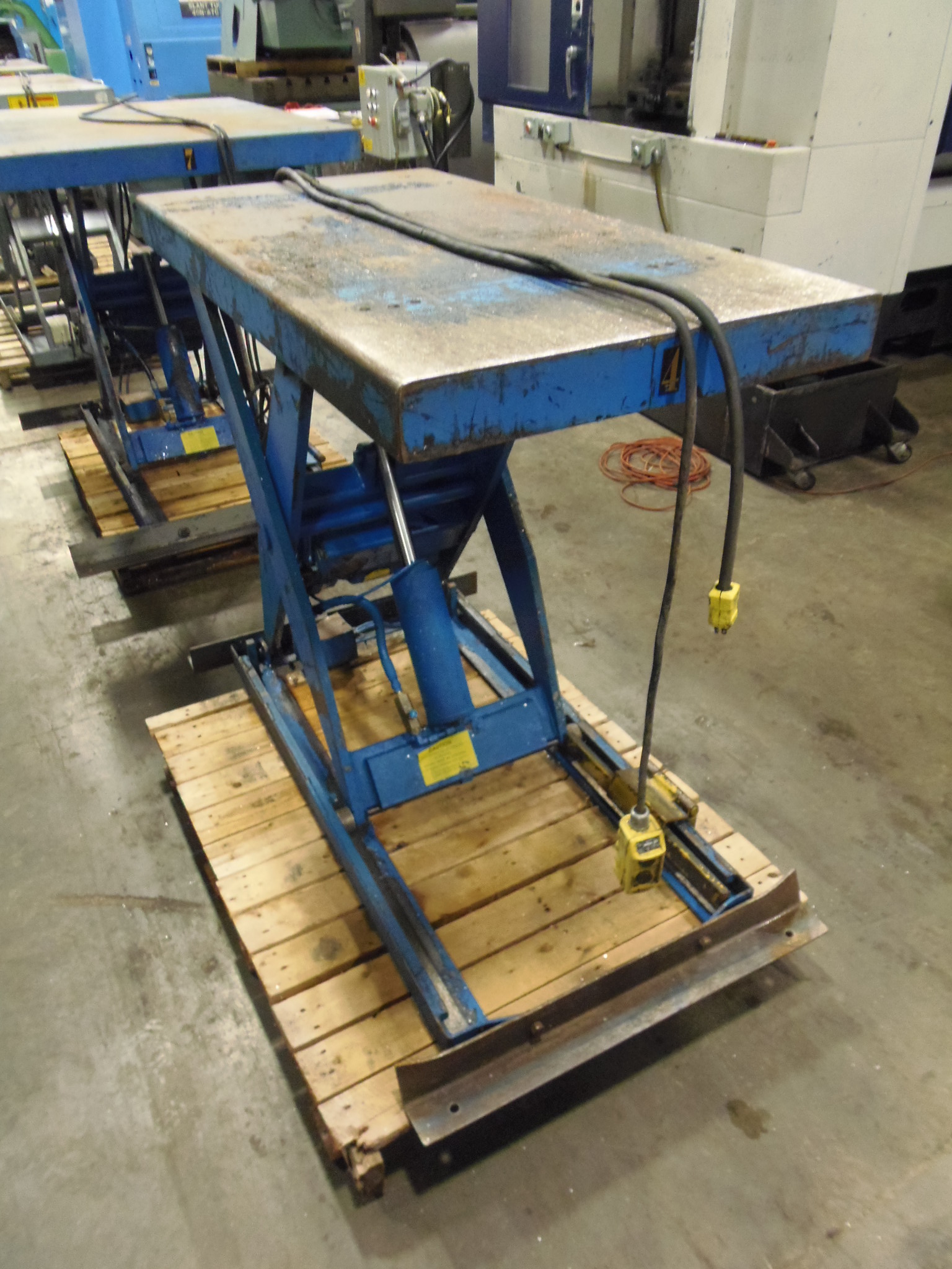 SOUTHWORTH LIFTING TABLE, LS2-36, 2000 LB CAPACITY, 24" x 48" TABLE, 43" LIFTING HEIGHT, 1993