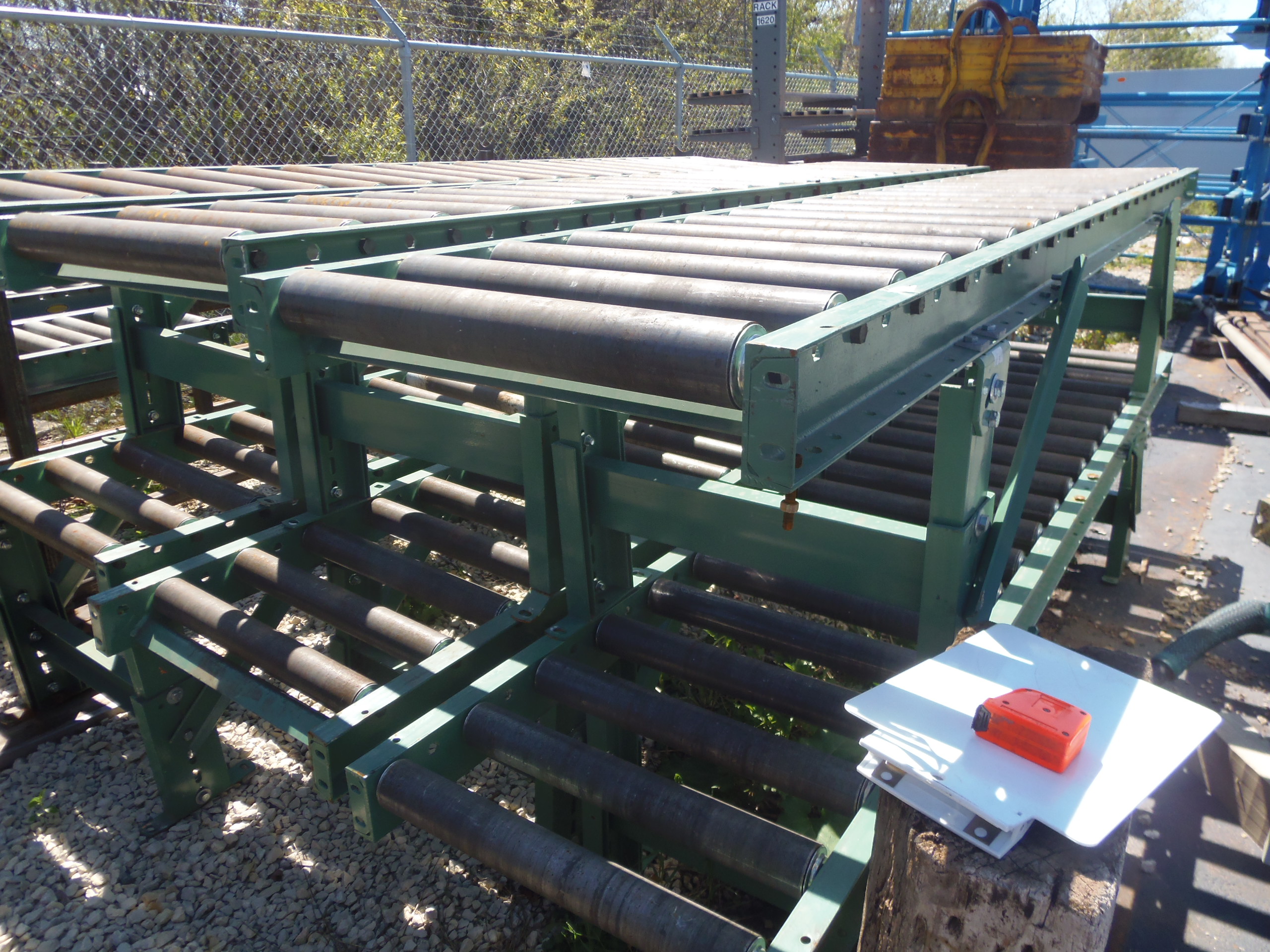 24" WIDE X 10' ROLLER CONVEYOR, (6) 10' SECTIONS, 20" X 2.5" ROLLS, ADJUSTABLE HEIGHT