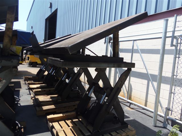 4000 LB PENTALIFT HYDRAULIC LIFT TABLE, 50" X 50" PLATFORM, LIFT AND TILT