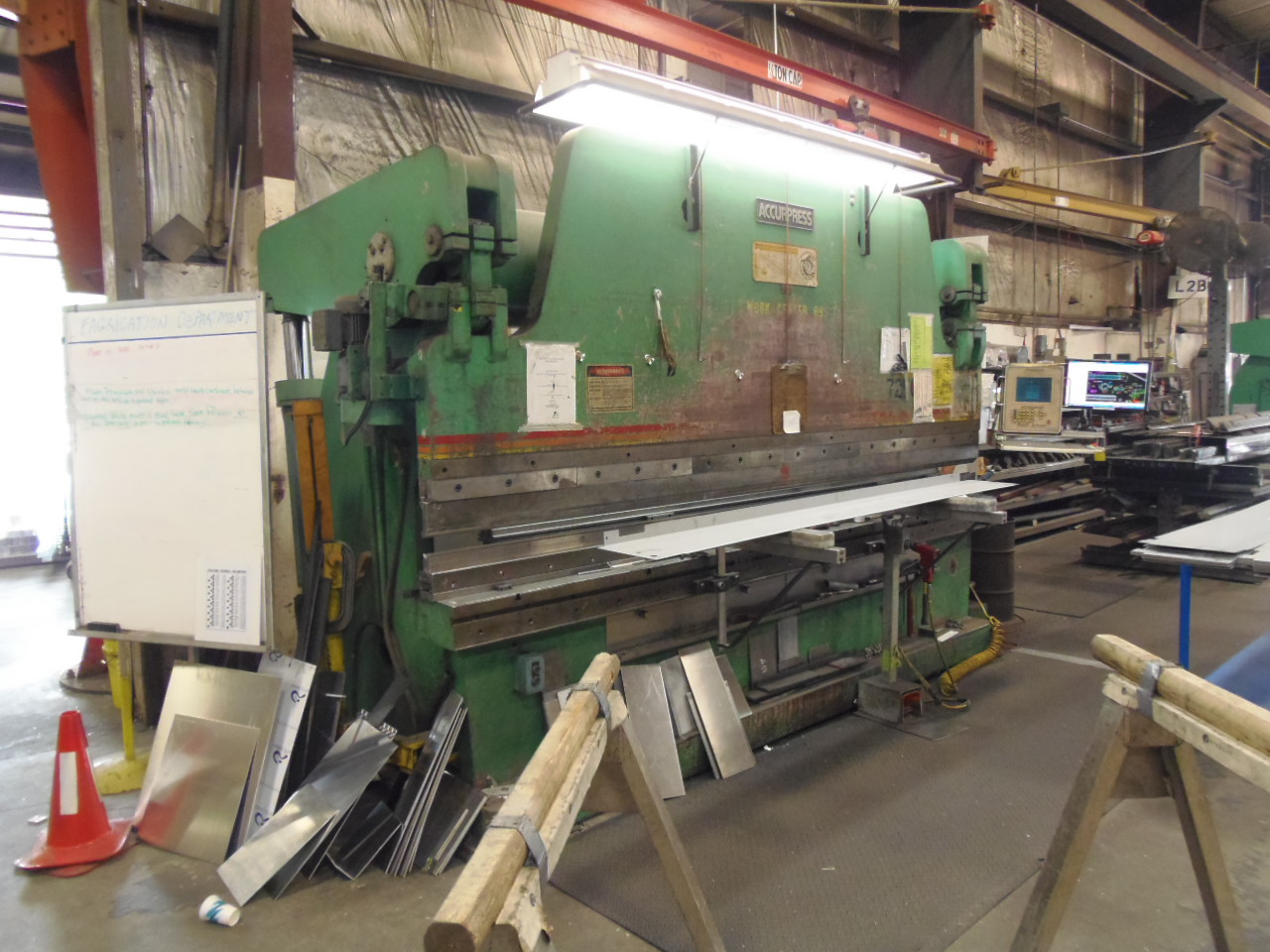250 TON ACCURPRESS 725012, HYDRAULIC, AUTOGAUGE CNC 2000 5 AXIS CONTROL, CROWNING DIE RAIL, FLUSH FLOOR MOUNT, 1987