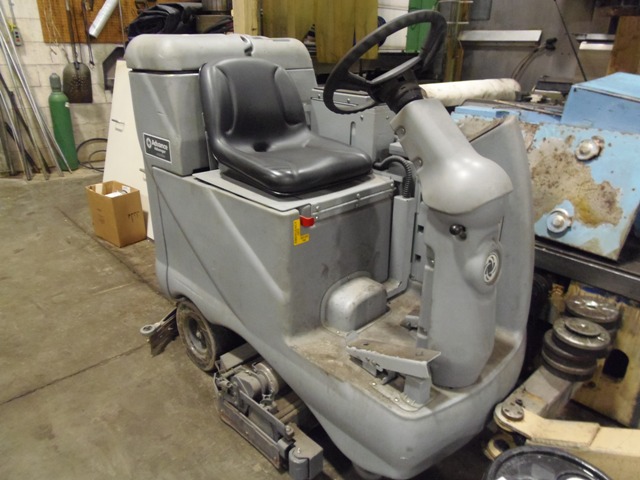 ADVANCE ADVENGER 2810 AXP RIDE AROUND FLOOR SCRUBBER, 28" WIDTH, 30 GAL TANK, BATTERY OPERATED, BATTERY CHARGER