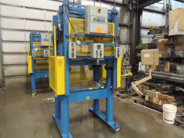 30 TON BECKWOOD, 4 POST DESIGN, 25" OPEN HEIGHT, 18.5" SHT HEIGHT, ELECTRICAL CONTROLS, LITTLE USE, 1999