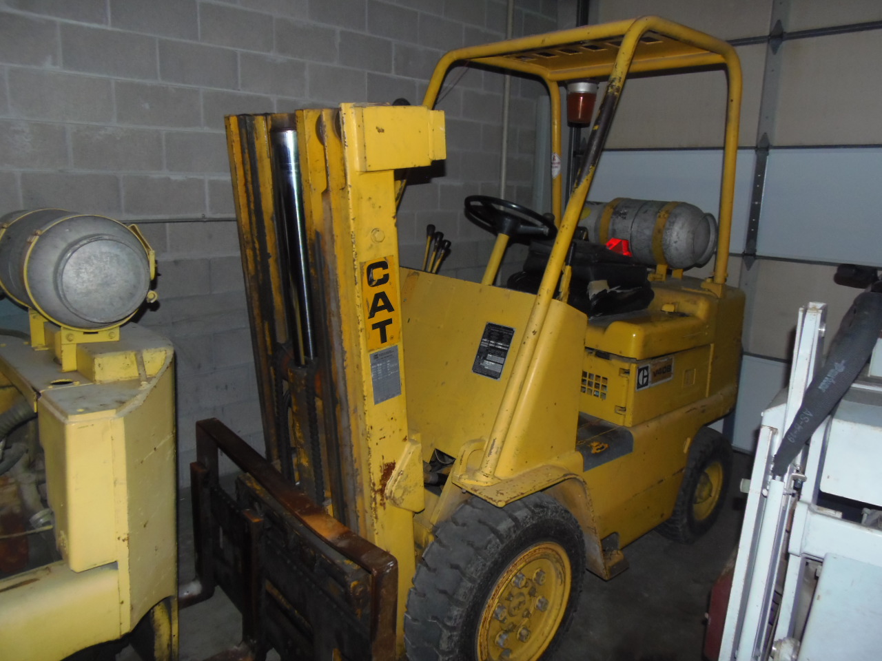 4000# CATERPILLAR FORKLIFT, SIDE SHIFT, ROUGH TERRAIN AIR TIRES, PROPANE, 