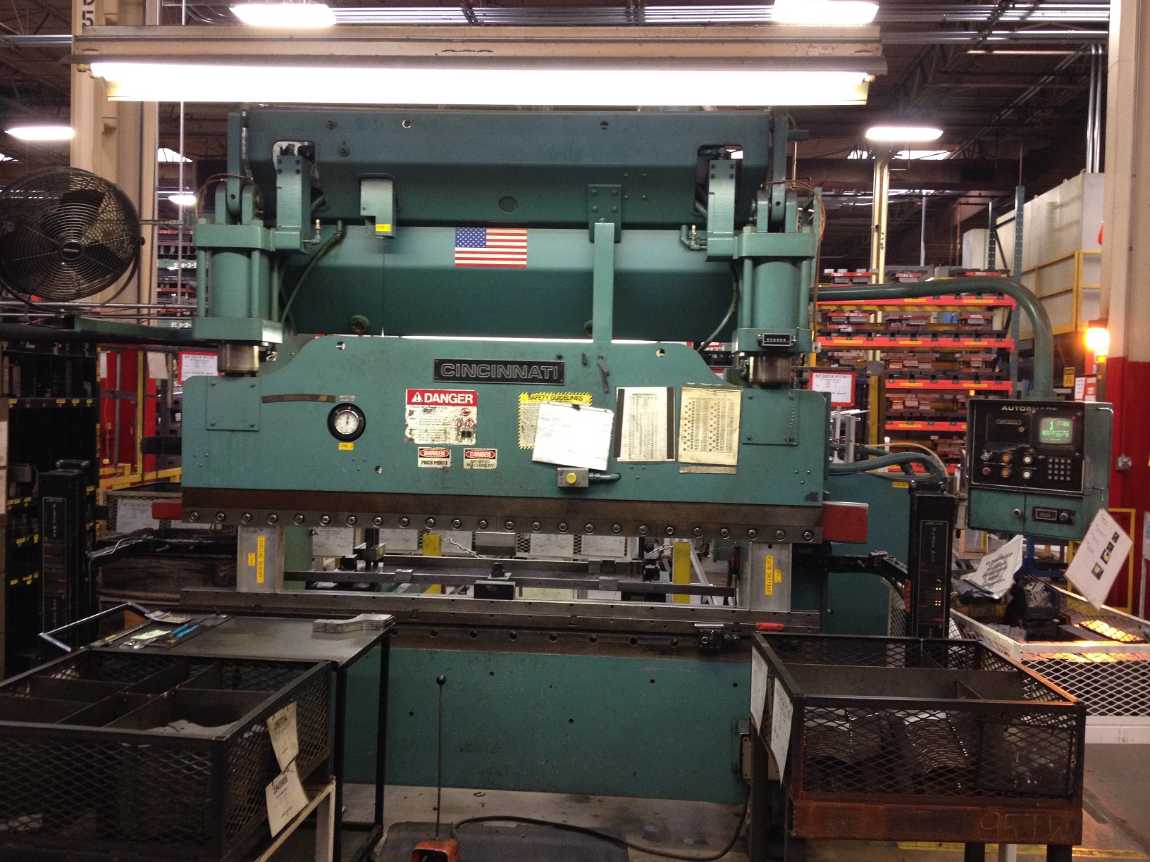 90 TON CINCINNATI 90AS-6, 8' O.A., 6'6" BET., 8" STR., 24" AUTOSHAPE BACKGAUGE, CURTAINS, POWER CLAMP, 1984