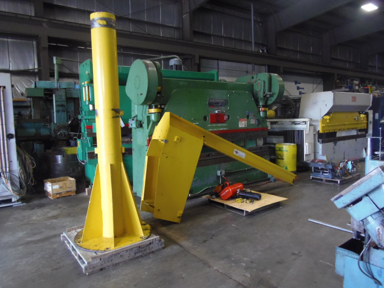 1 TON BUSHMAN FLOOR MOUNTED JIB CRANE, 128" ARM SPAN, 2 TON HOIST, 1970