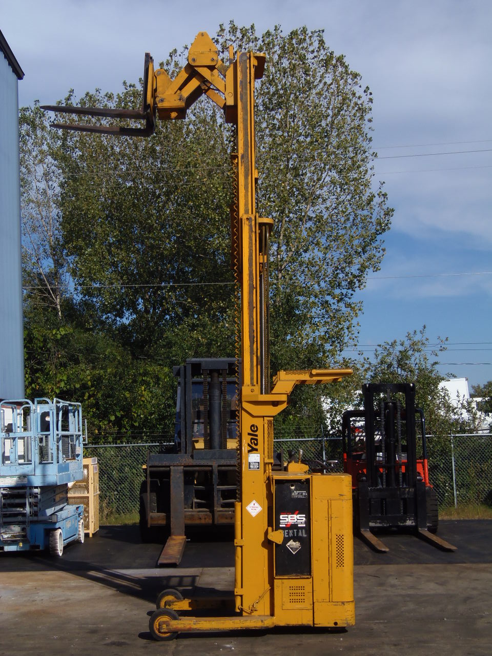 4000 LB YALE, STAND UP, 196" LIFT, EXTENDABLE FORKS (CHERRY PICKER), 24VOLT CHARGER
