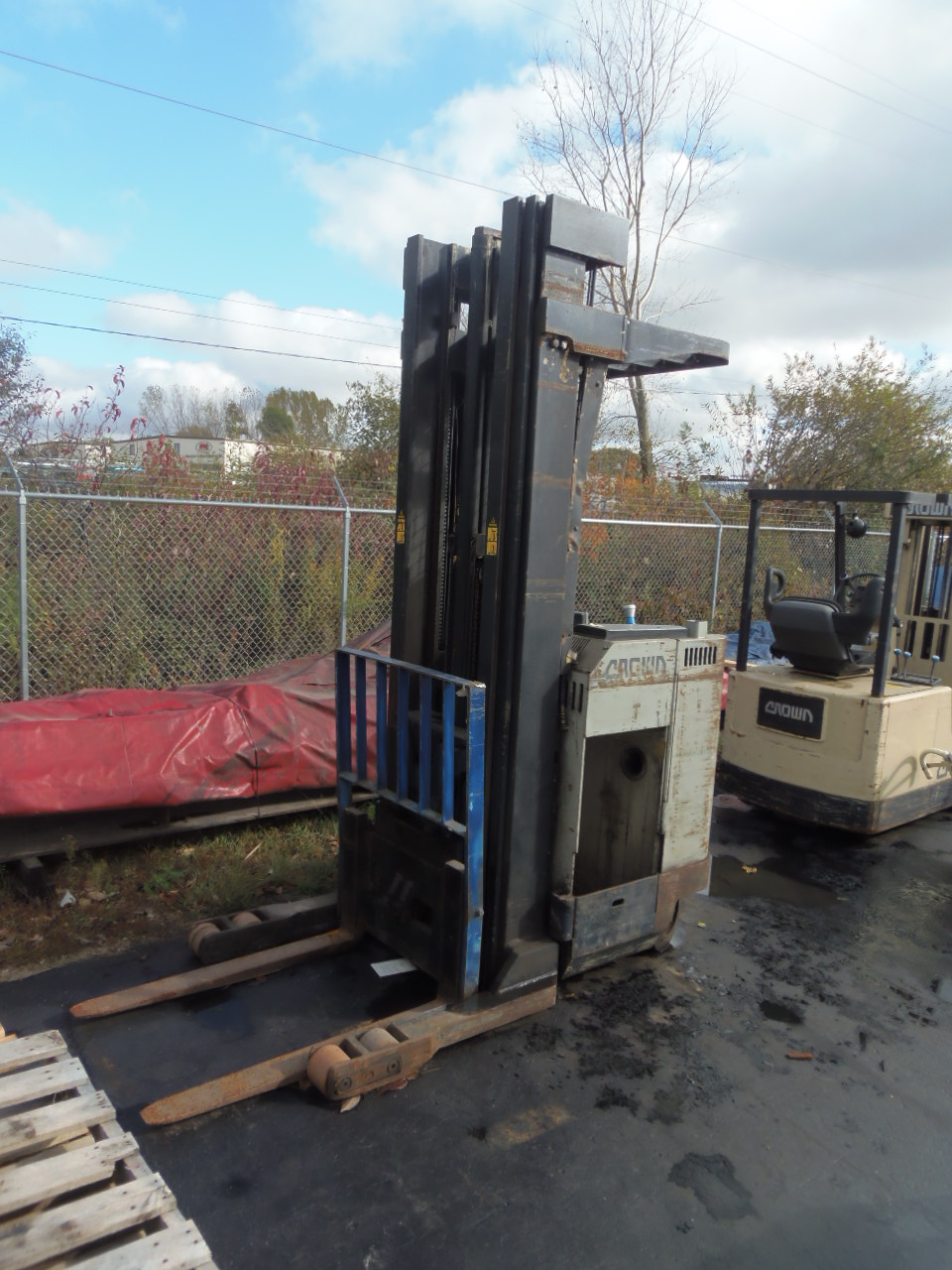 4200 LB. CROWN STAND UP FORK LIFT, MDOEL 45RRTT, 42" FORKS, HARD TIRES, CHARGER, NO BATTERY