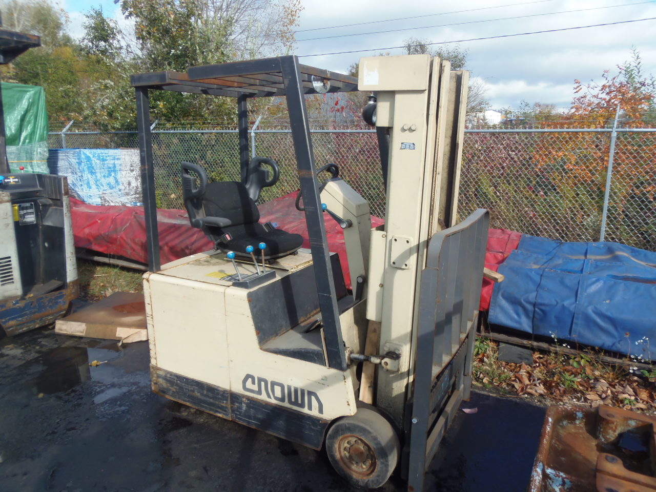 2500 LB. CROWN RIDE ALONG FORK LIFT, MODEL 30SCTT, SIDESHFT, CHARGER, NO FORKS, NO BATTERY